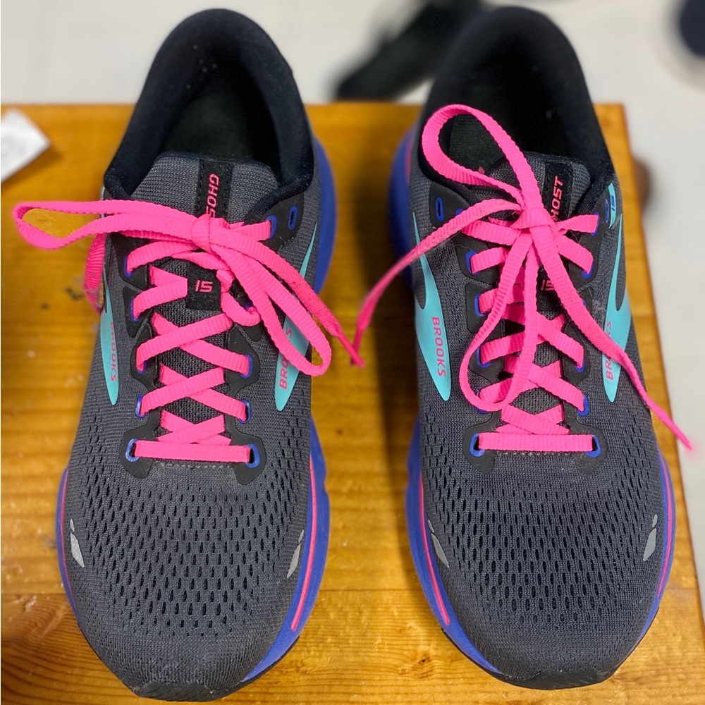 Womens Brooks tennis shoes size 8.5